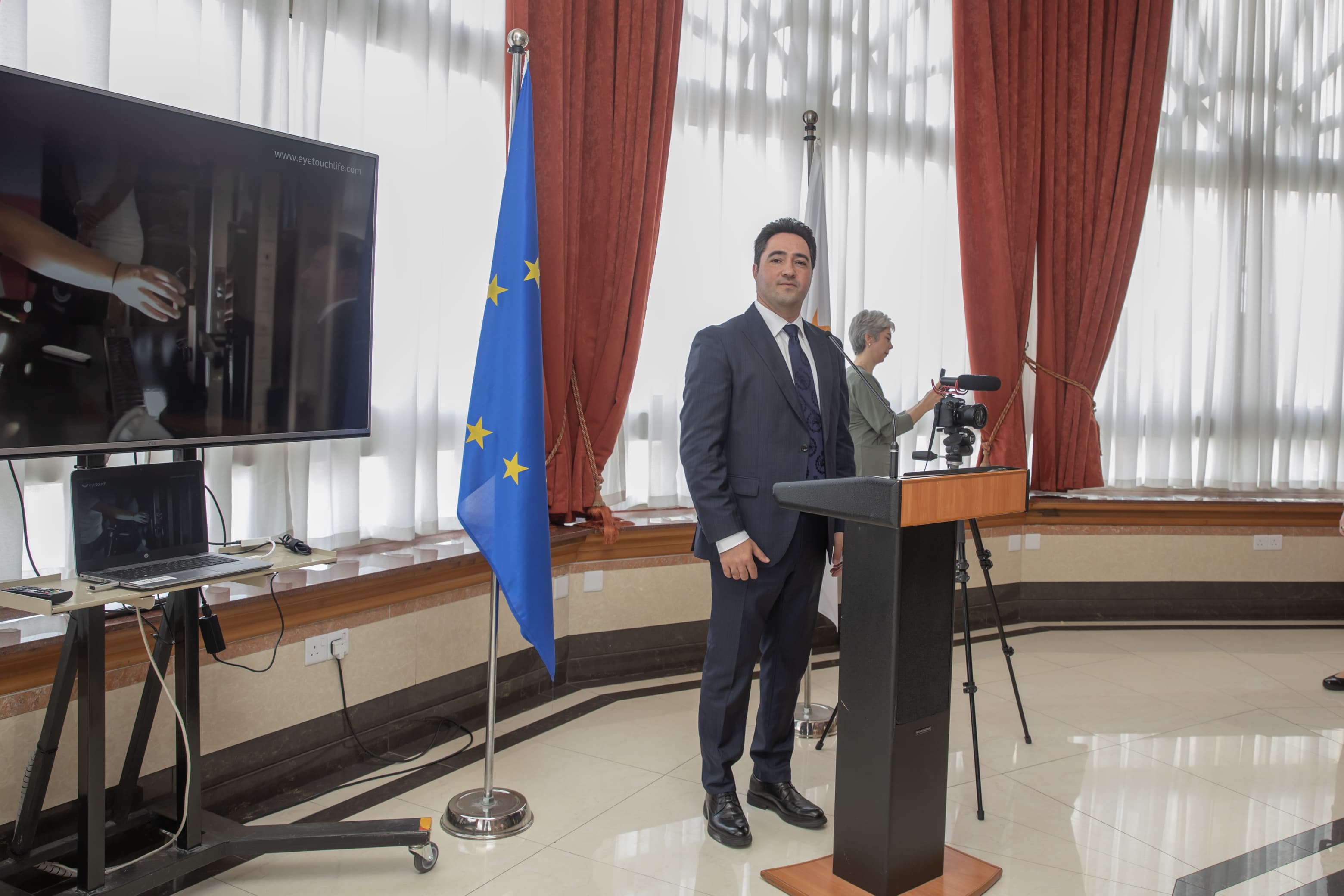 Ehsan Amiri Receives Special Recognition Award at the Ambassadors Lunch gallery image 5